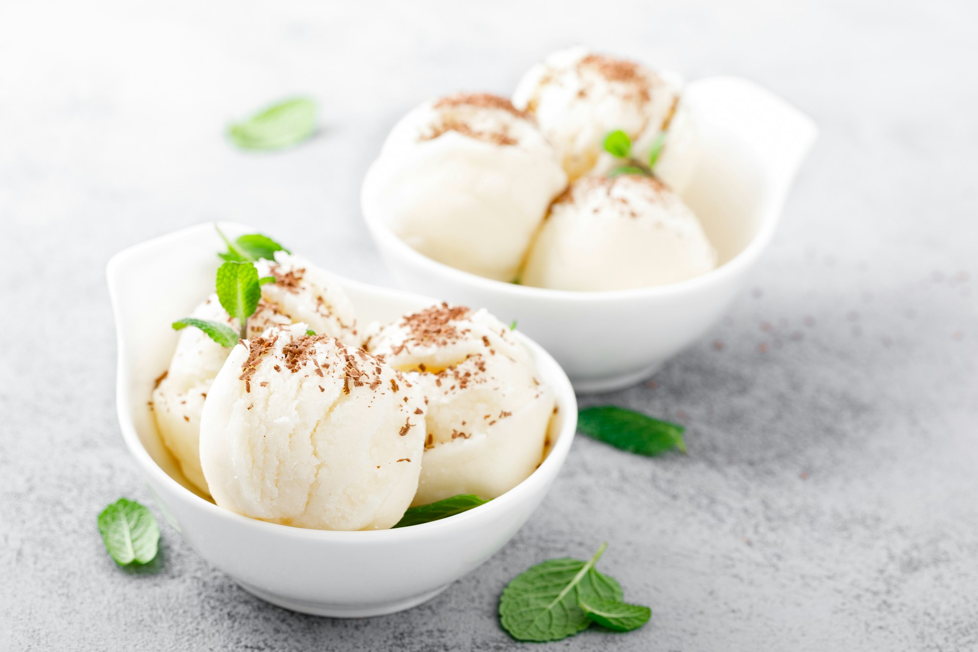 Vanilla ice cream with grated chocolate and mint